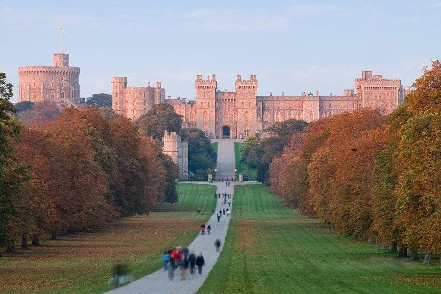 1200px-Windsor_Castle_at_Sunset_-_Nov_2006.jpg