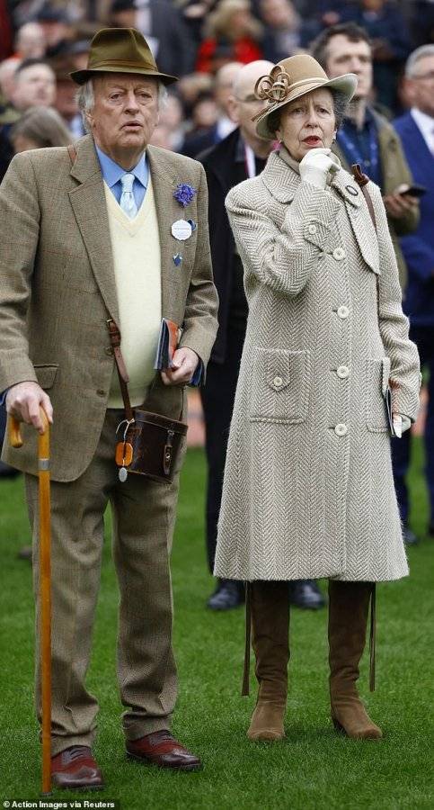 82427553-13192023-The_Princess_Royal_and_Andrew_Parker_Bowles_her_former_flame_and-m-23_171034...jpg