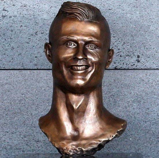 _95390528_ronaldobust~2.jpg