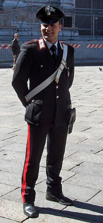 Carabiniere_a_Bologna_(April_2006).jpg