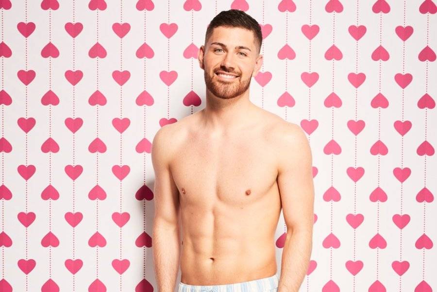 LoveIsland-s10-Scott-50de985.jpg