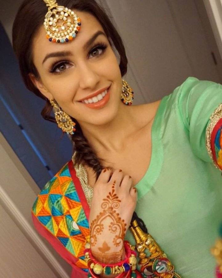 Tristin-Dhaliwal-In-Punjabi-Suit-053.jpg